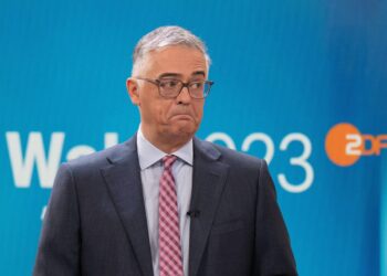 Matthias Fornoff schaut an Kamera vorbei