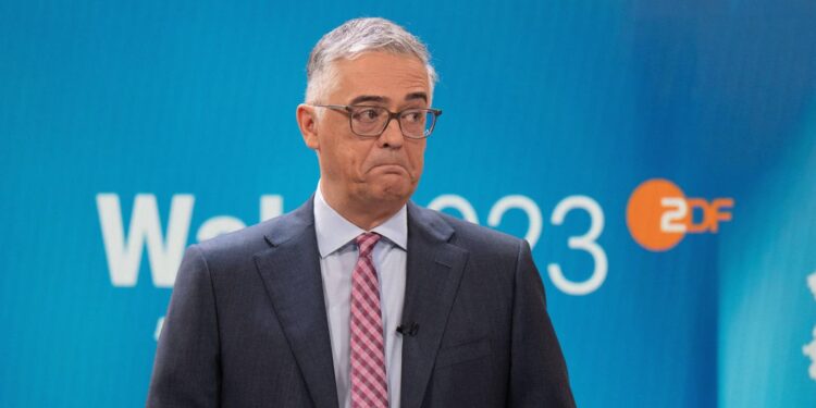 Matthias Fornoff schaut an Kamera vorbei